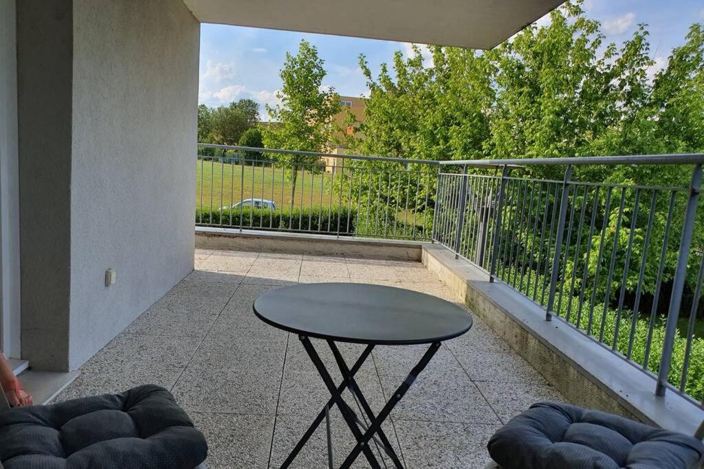 Appartement contemporain rénové à neuf avec cuisine équipé - Val de reuil Val-de-Reuil Esterno foto